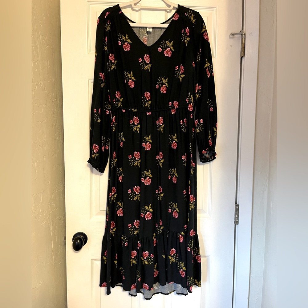Maxi dress with lace detail on shoulders.